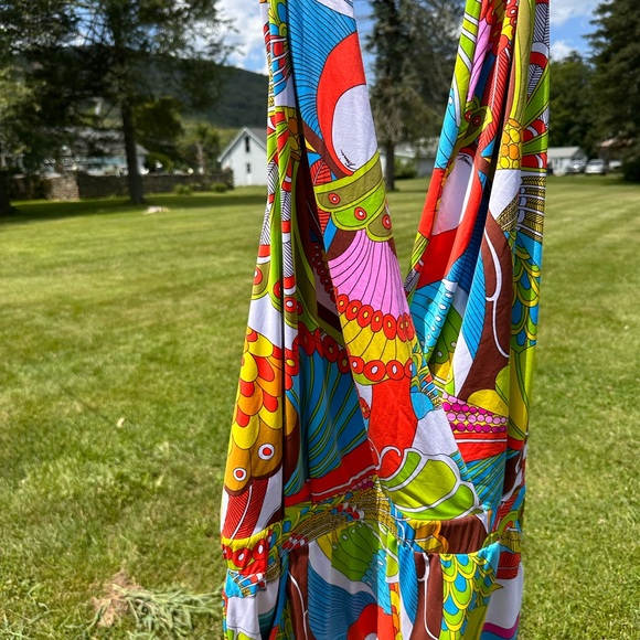 TRINA TURK MOD ABSRACT RETRO HALTER ROMPER
WOMEN'S SIZE Large - Picture 2 of 4